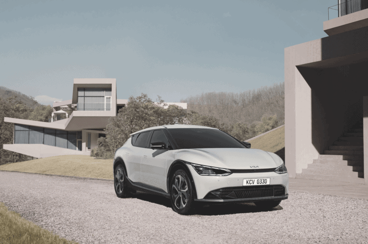 Coche eléctrico moderno en entorno urbano con arquitectura contemporánea.