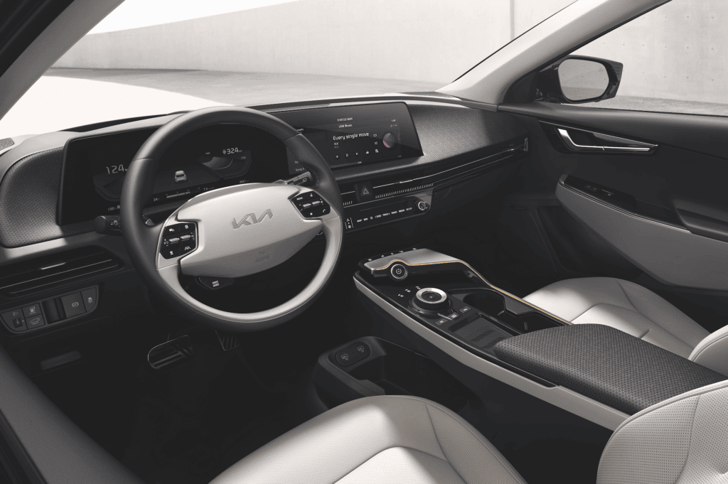 Interior de coche eléctrico con tecnología avanzada y diseño ergonómico.