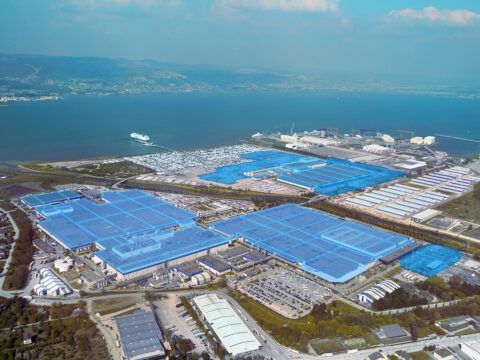 Baterías de almacenamiento de energía en una planta industrial junto al mar.