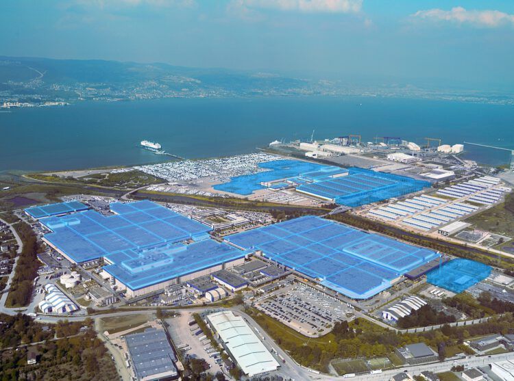 Baterías de almacenamiento de energía en una planta industrial junto al mar.