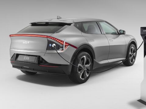 Líder en coches eléctricos: Kia EV6 cargando en estación de carga rápida.