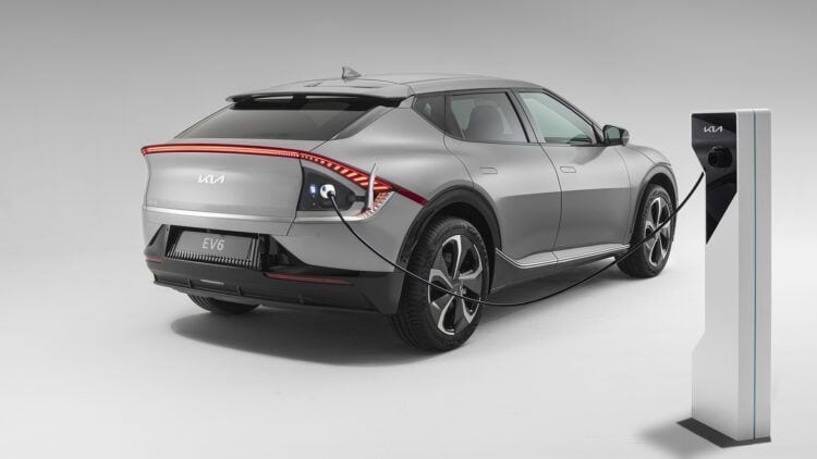 Líder en coches eléctricos: Kia EV6 cargando en estación de carga rápida.