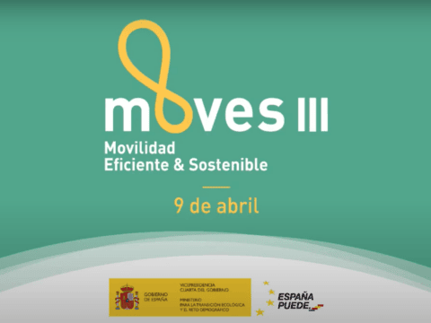 Automóvil eléctrico en movimiento en una carretera, promoviendo movilidad sostenible y eficiente.