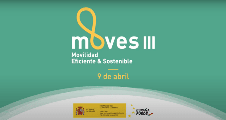 Automóvil eléctrico en movimiento en una carretera, promoviendo movilidad sostenible y eficiente.