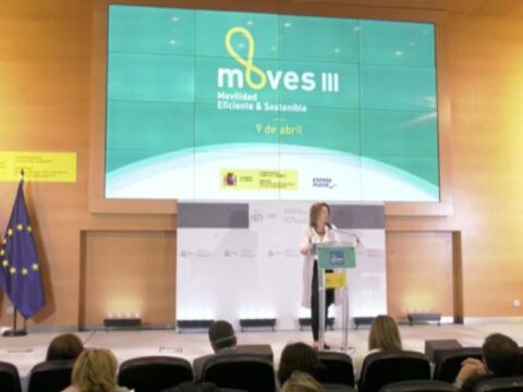 Conferencia sobre movilidad eléctrica y sostenibilidad en un auditorio moderno.