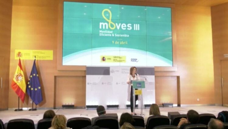 Conferencia sobre movilidad eléctrica y sostenibilidad en un auditorio moderno.