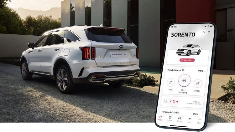 Coche eléctrico Kia Sorento con sistema de control desde app móvil en entorno urbano.