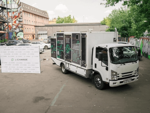 Cargador de vehículos eléctricos móvil en una ciudad moderna.