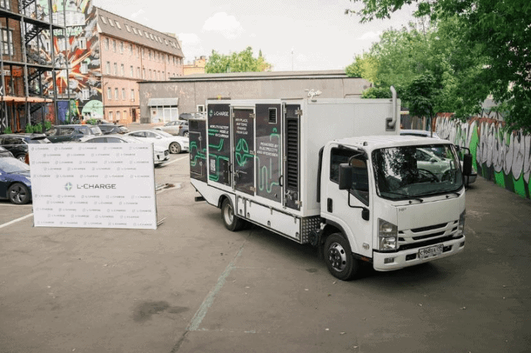 Cargador de vehículos eléctricos móvil en una ciudad moderna.