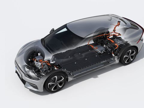 Batería y componentes eléctricos de un coche eléctrico visto desde arriba.