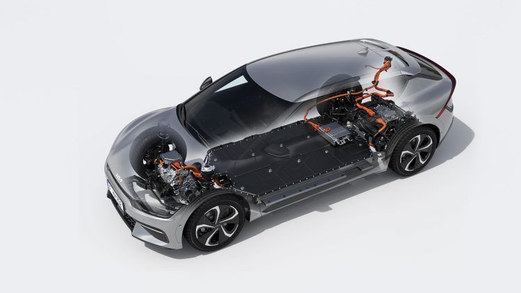 Batería y componentes eléctricos de un coche eléctrico visto desde arriba.