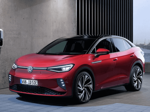 Coche eléctrico Volkswagen ID.5 rojo estacionado en un entorno urbano moderno.