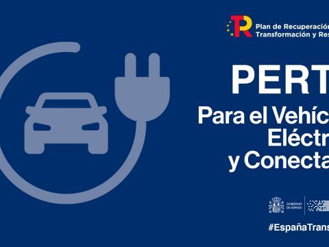 Imagen de un coche eléctrico cargándose en una estación de recarga con símbolo de enchufe.