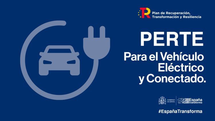 Imagen de un coche eléctrico cargándose en una estación de recarga con símbolo de enchufe.