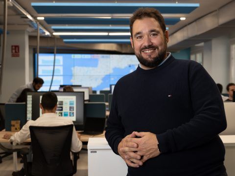 Conductor de oficina en un entorno de trabajo moderno y tecnológico.