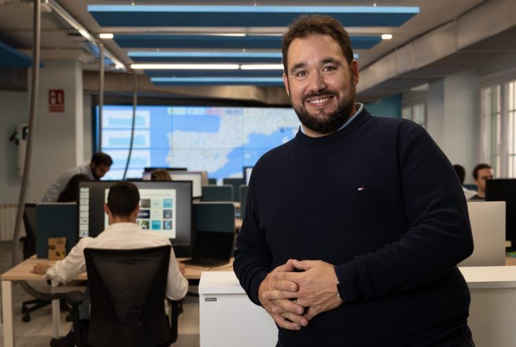 Conductor de oficina en un entorno de trabajo moderno y tecnológico.