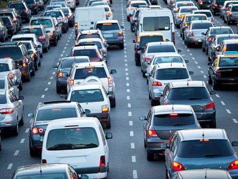 Tráfico denso en una autopista con muchos coches en fila.
