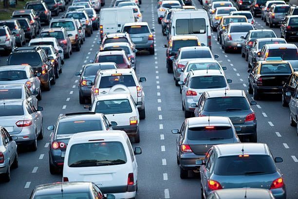 Tráfico denso en una autopista con muchos coches en fila.