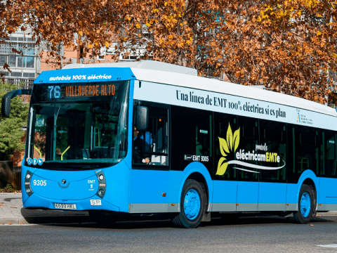 Autobús eléctrico de EMTE en ciudad, promoviendo movilidad sostenible y transporte ecológico.