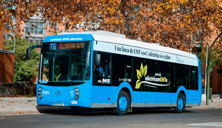 Autobús eléctrico de EMTE en ciudad, promoviendo movilidad sostenible y transporte ecológico.