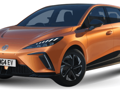 Vehículo eléctrico MG4 EV de color naranja, compacto y moderno, en un entorno urbano.