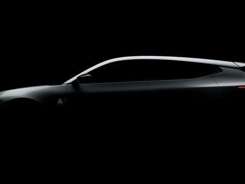Coche eléctrico de diseño futurista en sombra, resaltando su perfil aerodinámico y tecnología avanza.