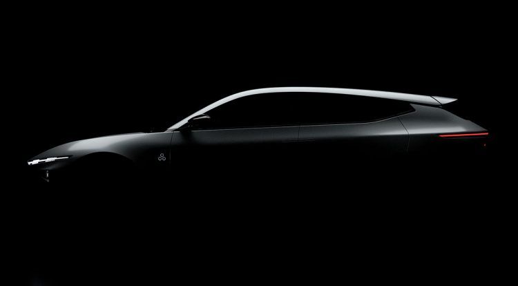 Coche eléctrico de diseño futurista en sombra, resaltando su perfil aerodinámico y tecnología avanza.