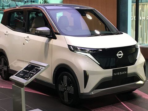 Coche eléctrico Nissan Townstar en exhibición en un concesionario.