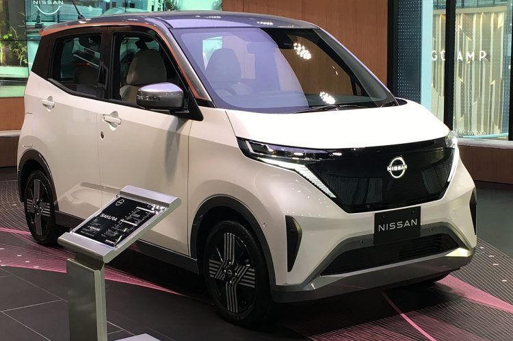 Coche eléctrico Nissan Townstar en exhibición en un concesionario.