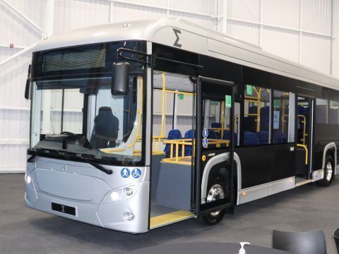 Autobús eléctrico moderno y ecológico para transporte urbano sostenible.