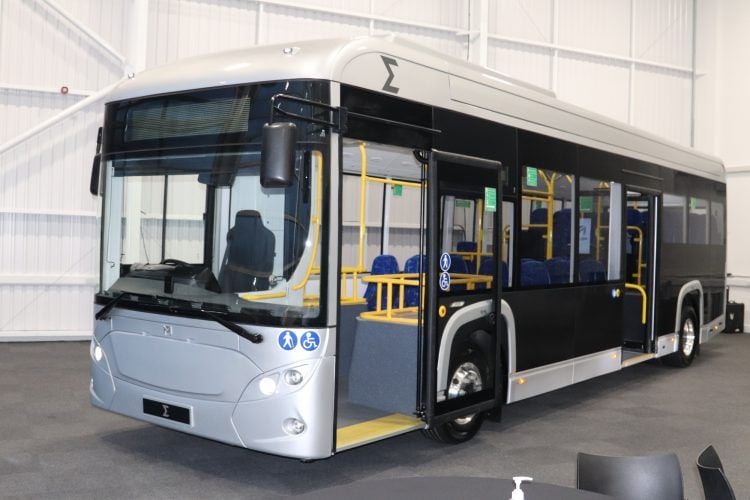 Autobús eléctrico moderno y ecológico para transporte urbano sostenible.