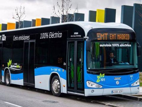 Autobús 100% eléctrico en Madrid, promoviendo movilidad sostenible y ecológica en la ciudad.