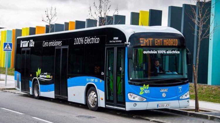 Autobús 100% eléctrico en Madrid, promoviendo movilidad sostenible y ecológica en la ciudad.