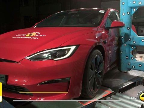 Tesla Model S en un entorno de pruebas de seguridad y rendimiento.