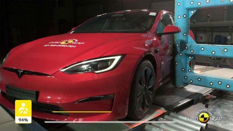 Tesla Model S en un entorno de pruebas de seguridad y rendimiento.