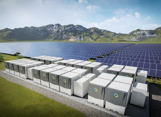 Sistema de almacenamiento de energía solar con baterías en un paisaje montañoso.
