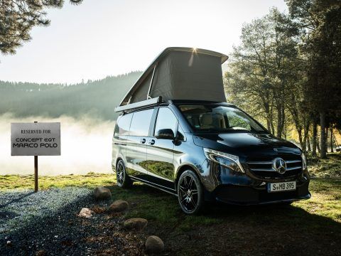 Mercedes-Benz eSprinter eléctrica en un entorno natural con techo elevable.