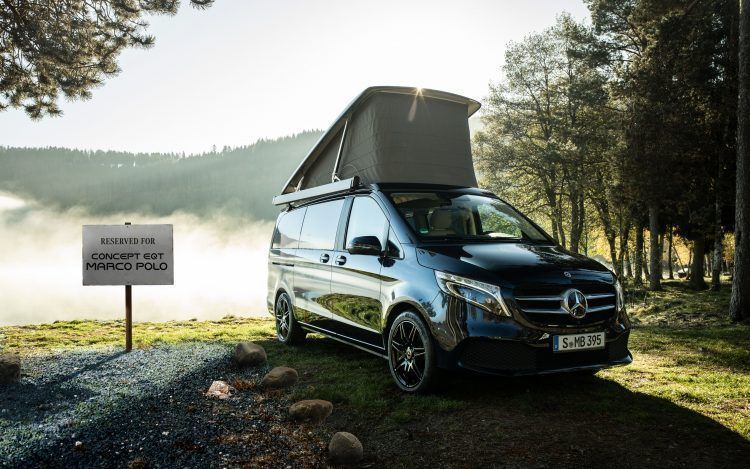 Mercedes-Benz eSprinter eléctrica en un entorno natural con techo elevable.