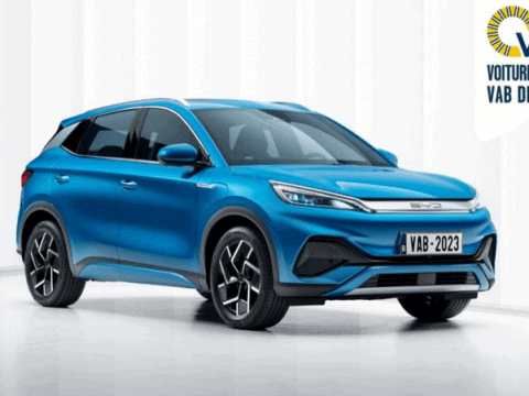 Coche eléctrico azul en exhibición con diseño moderno y aerodinámico.