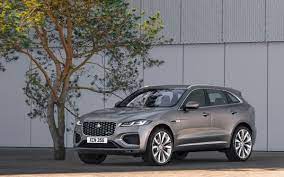 Coche eléctrico SUV moderno en la calle, con diseño elegante y tecnología avanzada, en un entorno ur.