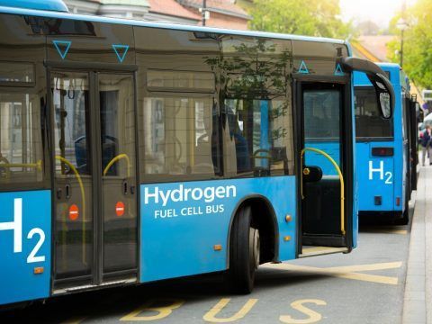 Autobús de hidrógeno con tecnología de pila de combustible en la calle.