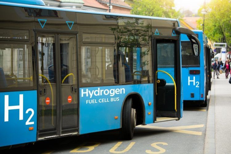 Autobús de hidrógeno con tecnología de pila de combustible en la calle.