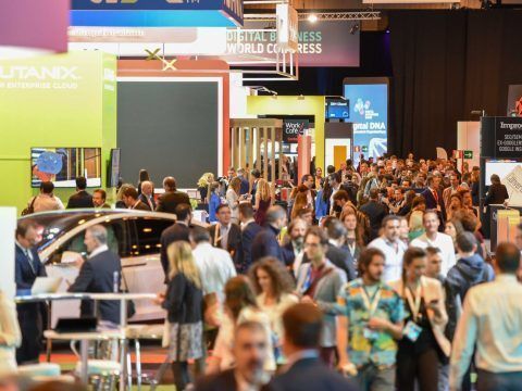 Feria de tecnología y movilidad eléctrica con numerosos asistentes y exhibiciones.
