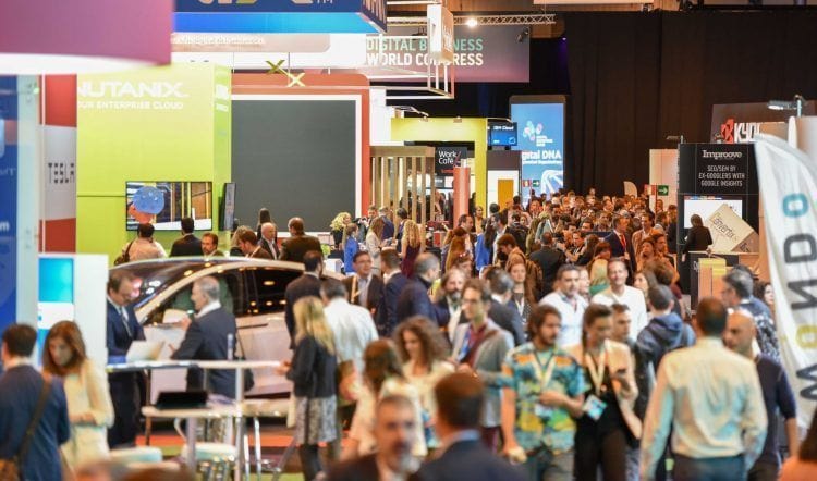 Feria de tecnología y movilidad eléctrica con numerosos asistentes y exhibiciones.