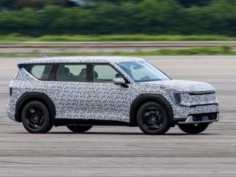 Vehículo eléctrico en movimiento en carretera, prueba de rendimiento y eficiencia.