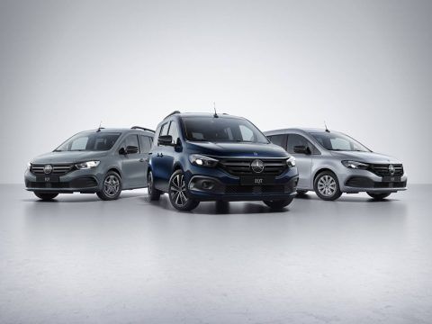Baterías de coches eléctricos en un concesionario moderno.