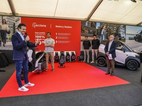 Presentación de estación de carga para coches eléctricos en evento de movilidad sostenible.