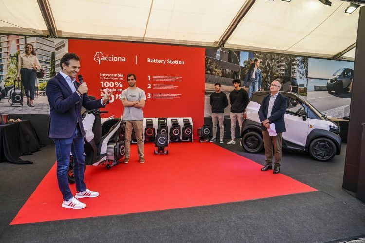 Presentación de estación de carga para coches eléctricos en evento de movilidad sostenible.