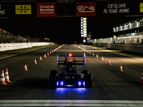 Aparato de coche eléctrico en una pista de carreras con conos de tráfico en el Circuit de Barcelona-.