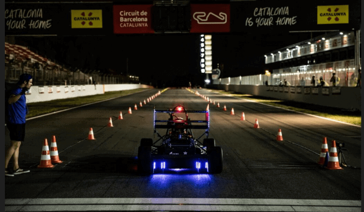 Aparato de coche eléctrico en una pista de carreras con conos de tráfico en el Circuit de Barcelona-.